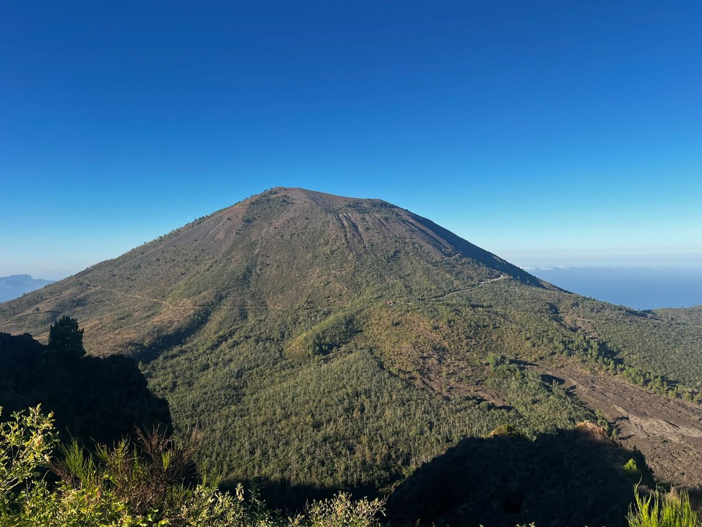Il Gran Cono del Vesuvio sotto un cielo blu limpido