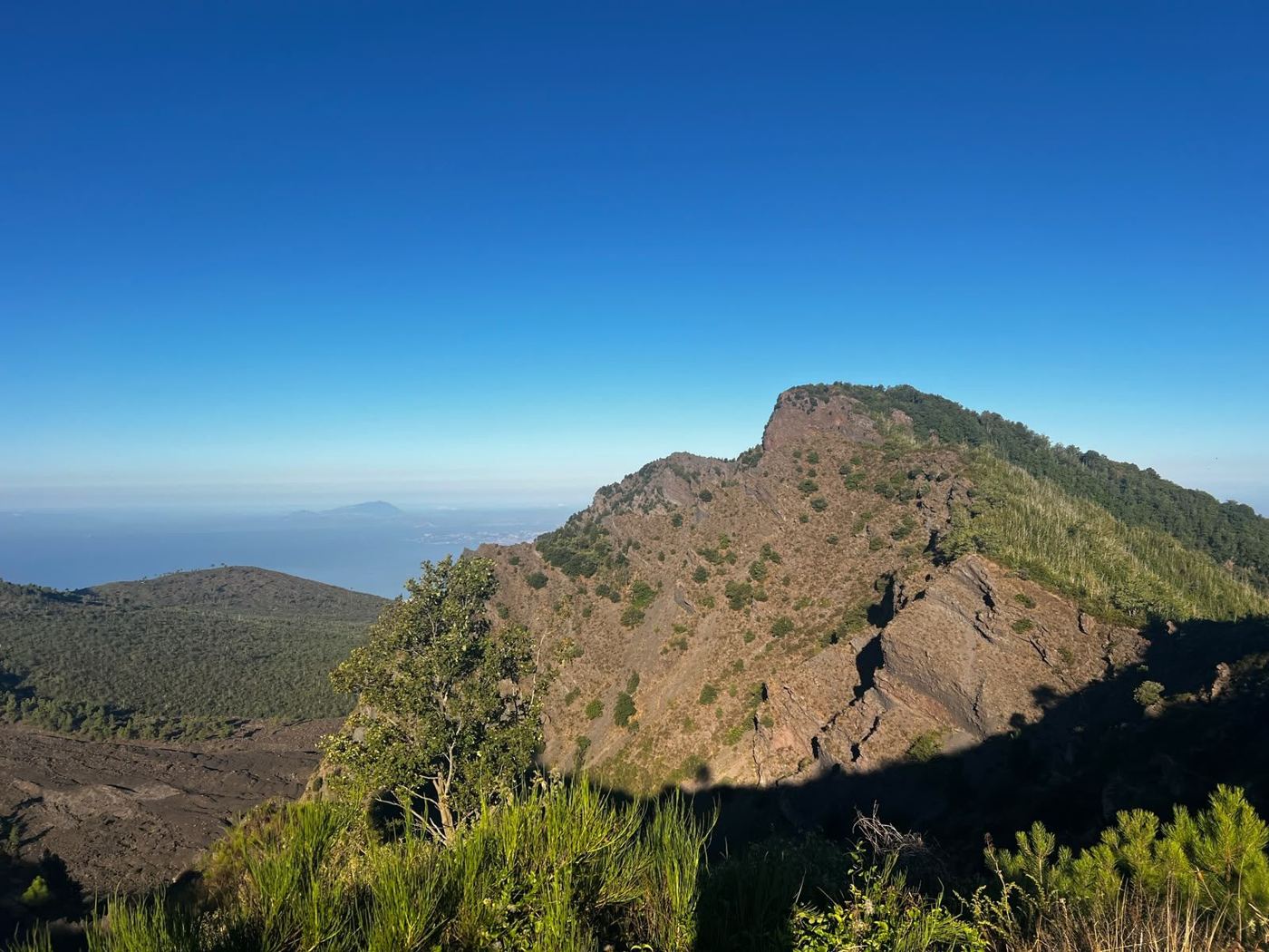 Le pareti rocciose del Monte Somma con il golfo sullo sfondo