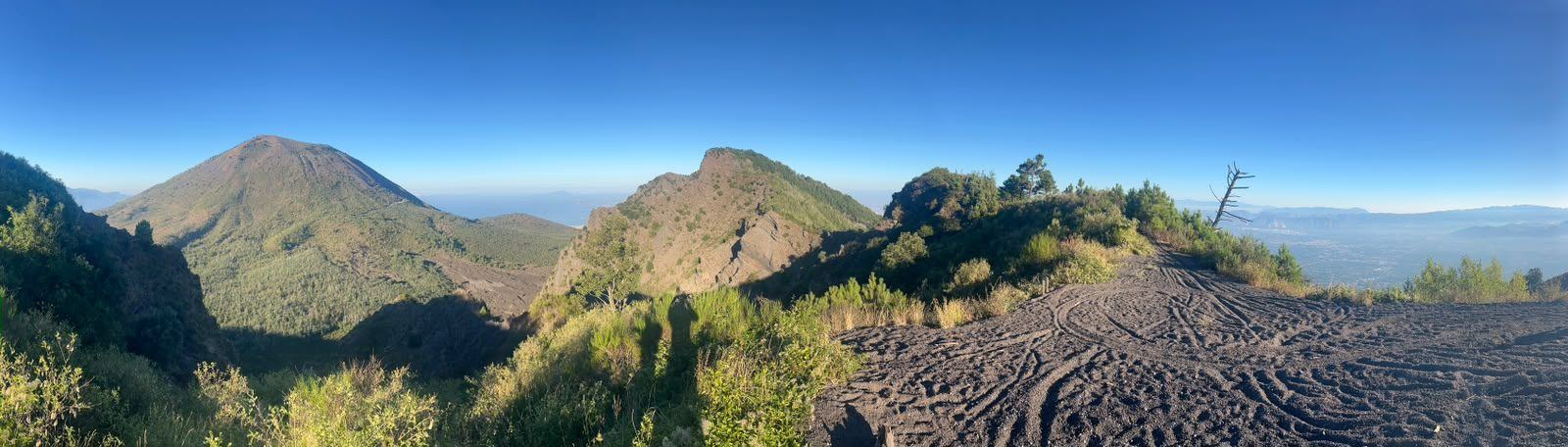 Panorama dalla cresta: il Gran Cono, le pareti del Monte Somma e la piana vesuviana