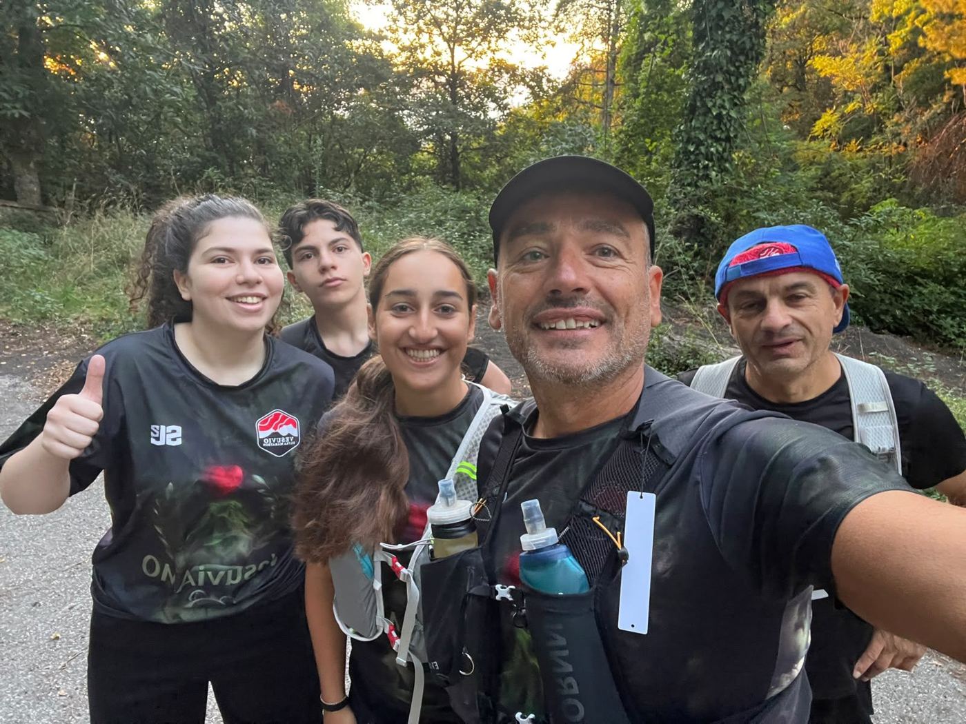 Selfie di gruppo nel bosco prima della partenza