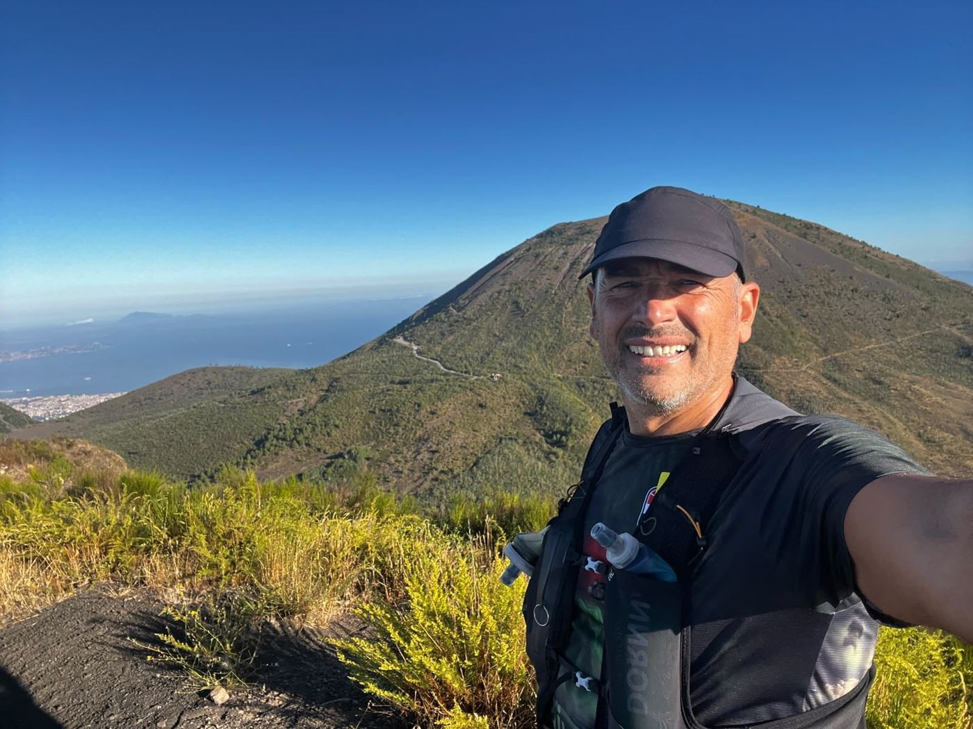 Il presidente Francesco Di Prisco in tenuta da trail davanti al Gran Cono
