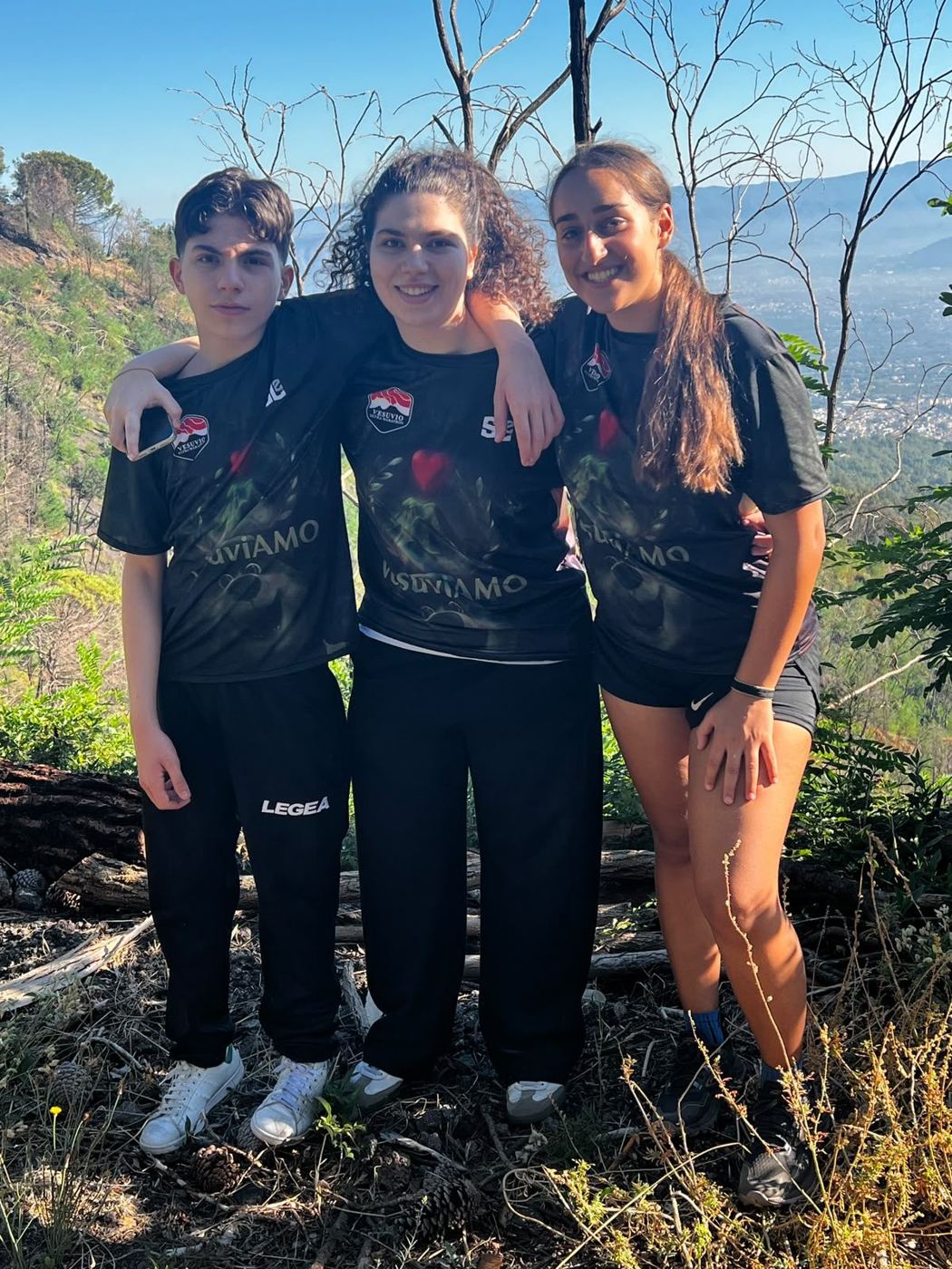 Tre ragazzi con la maglia di VesuviAMO su un sentiero del Vesuvio